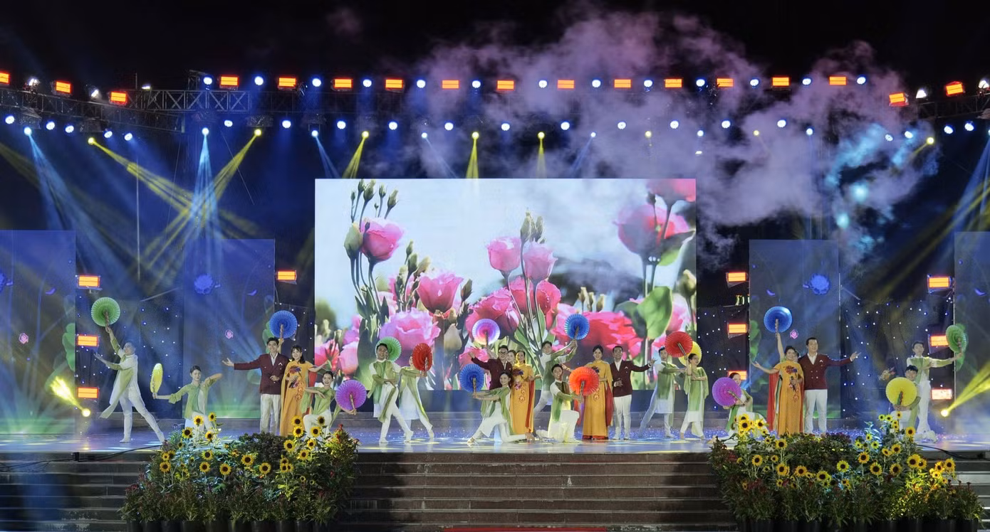 Văn nghệ chào mừng.