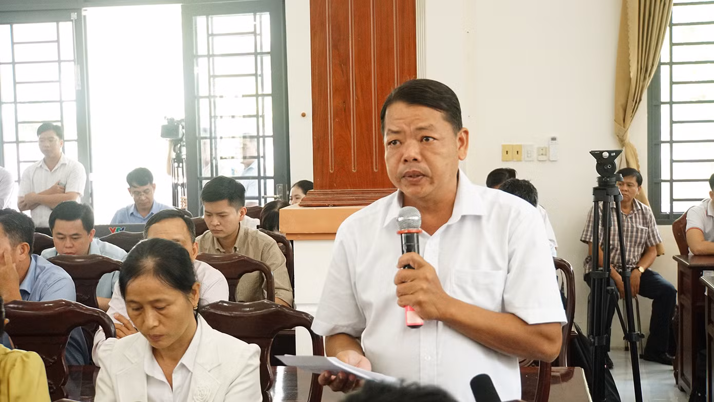 Cử tri nêu kiến nghị tại hội nghị tiếp xúc cử tri. Ảnh: Hoà Hội.