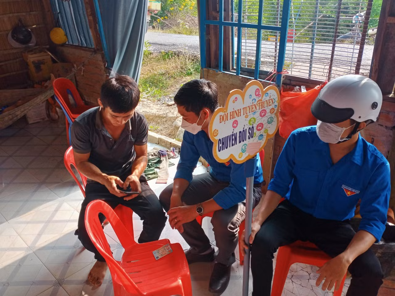 Tuyên truyền chuyển đổi số cho người dân xã Tân Kiều