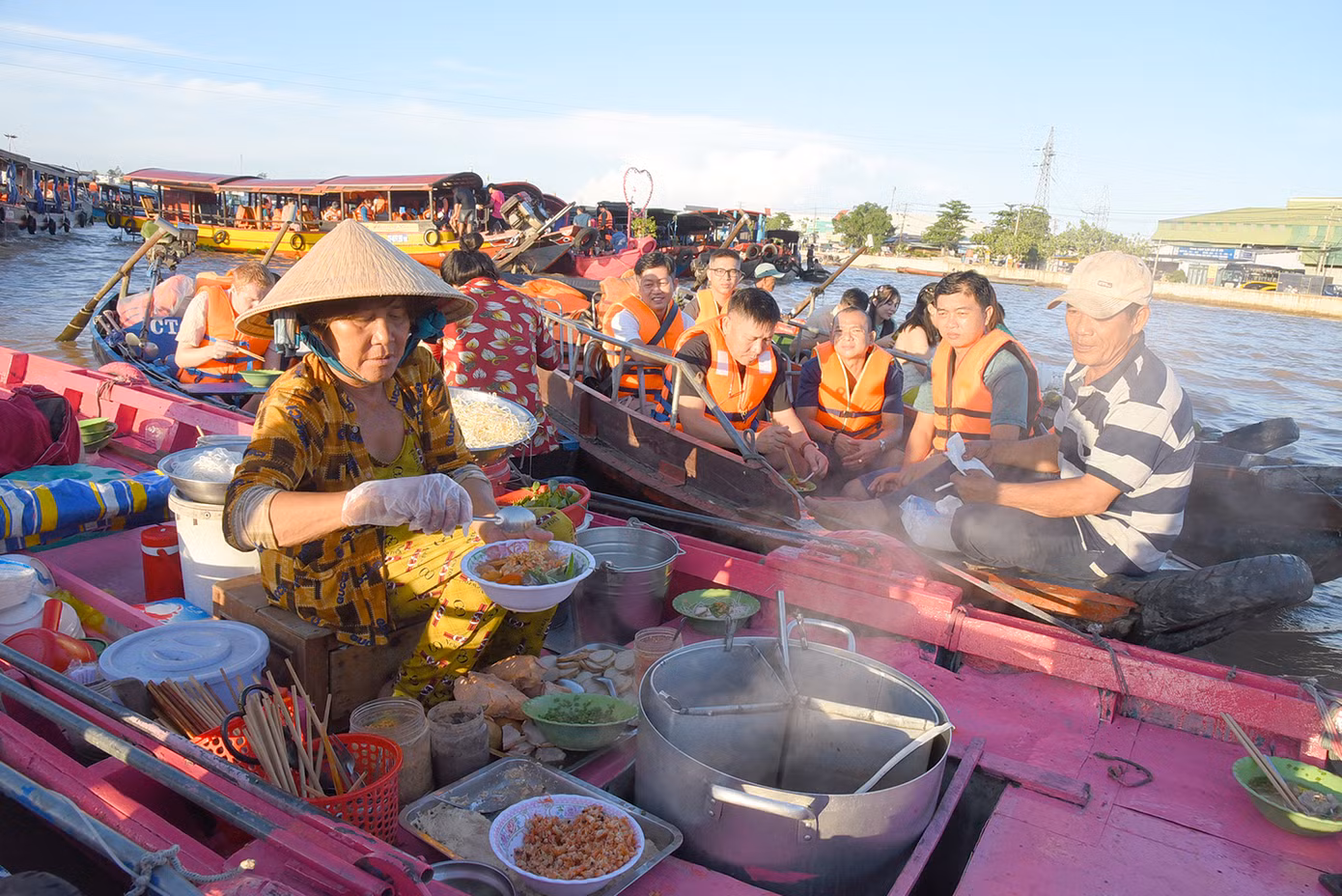 Tấp nập người mua người bán tại chợ nổi Cái Răng. Ảnh: Hòa Hội