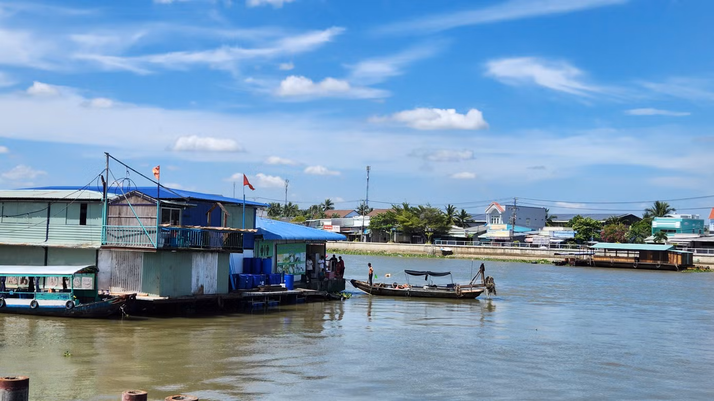 Sà lan bán hàng nơi xảy ra vụ khách du lịch rơi xuống sông vào ngày 16/2 tại chợ nổi Cái Răng.