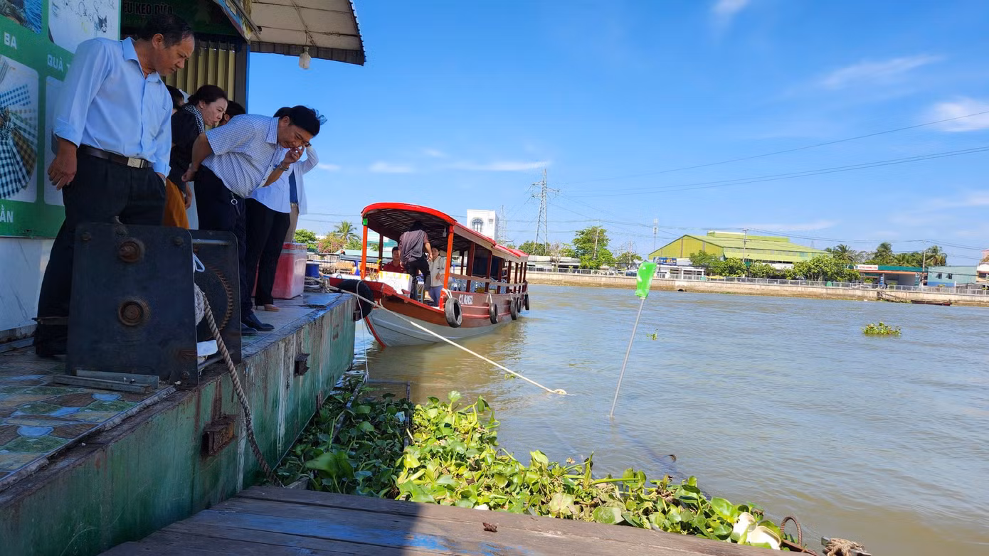 Đoàn kiểm tra Sở VH-TT&amp;DL Cần Thơ kiểm tra hiện trường xảy ra vụ khách rơi xuống sông.