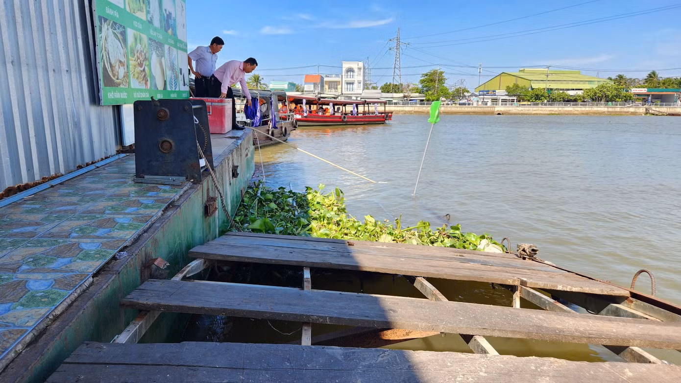 Hiện trường cầu trên sà lan sập làm khách rơi xuống sông Cần Thơ tại chợ nổi Cái Răng.