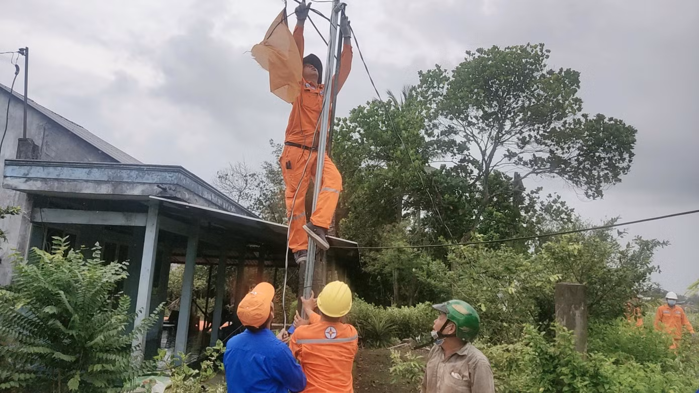 Thực hiện công trình thắp sáng đường quê tại TP Ngã Bảy