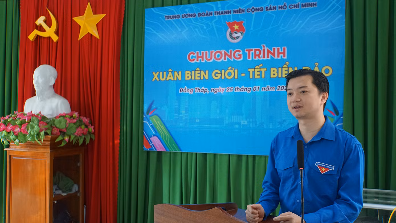 Anh Nguyễn Minh Triết - Bí thư Trung ương Đoàn, Chủ tịch Hội Sinh viên Việt Nam cho biết, hằng năm, cứ vào dịp đón Tết nguyên đán, Trung ương Đoàn TNCS Hồ Chí Minh tổ chức chương trình “Xuân biên giới, Tết biển đảo”. Qua chương trình để tuyên truyền, giáo dục nâng cao nhận thức của đoàn viên, thanh thiếu nhi về tầm quan trọng của biên giới, biển đảo trong phát triển kinh tế - xã hội, bảo vệ chủ quyền Tổ quốc. Ảnh: Hòa Hội