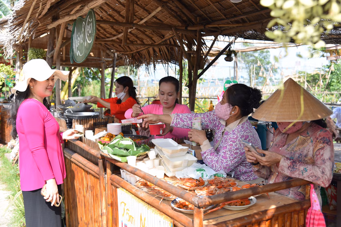 Du khách trải nghiệm chợ quê cù lao Tân Thuận Đông.