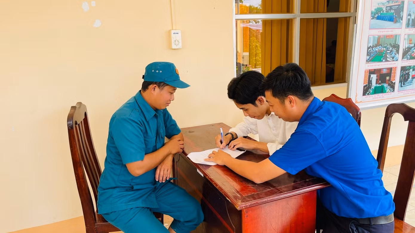 Võ Văn Lên viết đơn tham gia nghĩa vụ quân sự.