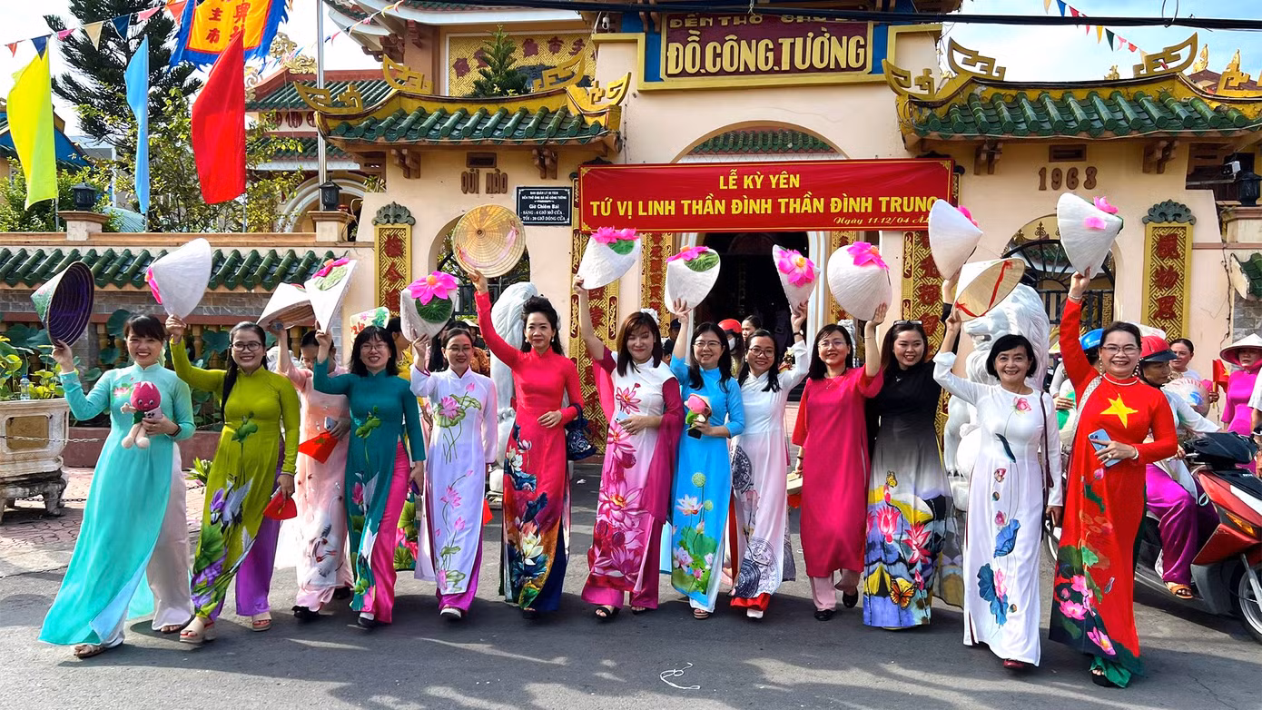 Phụ nữ Đồng Tháp duyên dáng trong tà áo dài.