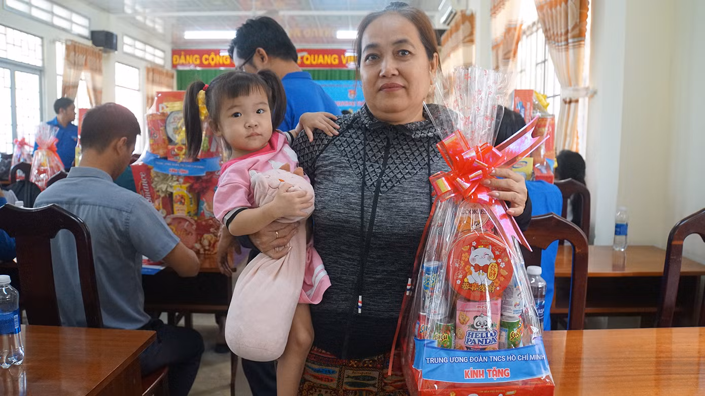 Người dân Thành phố Hồng Ngự nhận quà Tết.