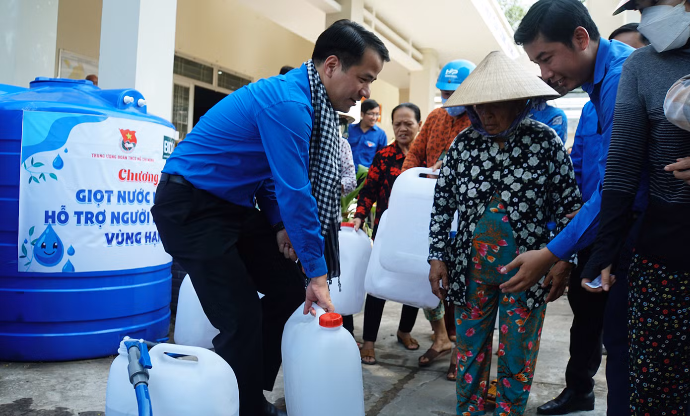 Anh Ngô Văn Cương hỗ trợ nước cho bà con tại Bến Tre. Ảnh: Hòa Hội