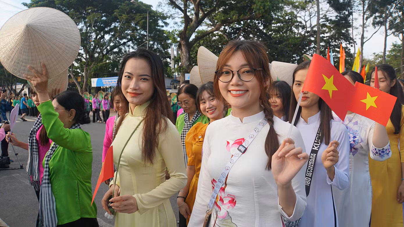 Các bạn trẻ háo hức tham gia lễ hội. Ảnh: Hòa Hội.
