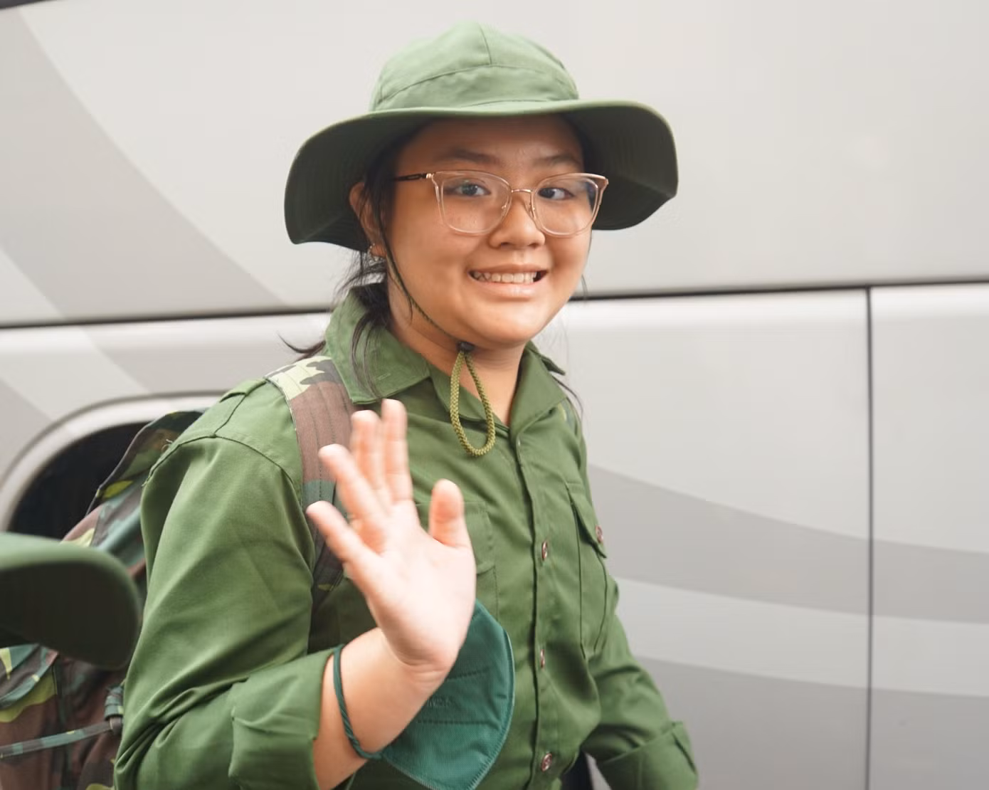 Nữ "chiến sĩ" nhí vẫy tay chào cha mẹ. Ảnh: Hòa Hội.
