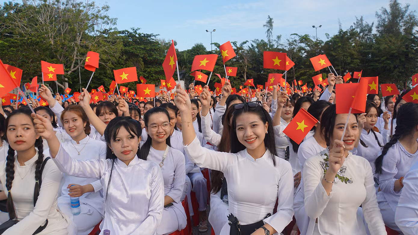 Các nữ sinh viên trong trang phục áo dài trắng tại lễ hội. Ảnh: Hòa Hội.