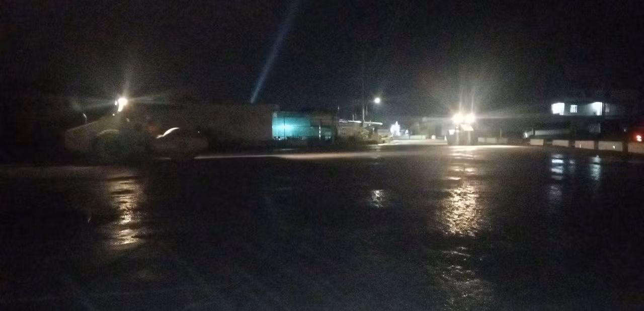 Hằng ngày, trên công trường, các đơn vị tiếp tục duy trì triển khai thi công 3 ca, 4 kíp với 30 mũi, khoảng 150 đầu thiết bị thi công, 500 công nhân và 83 cán bộ kỹ thuật.