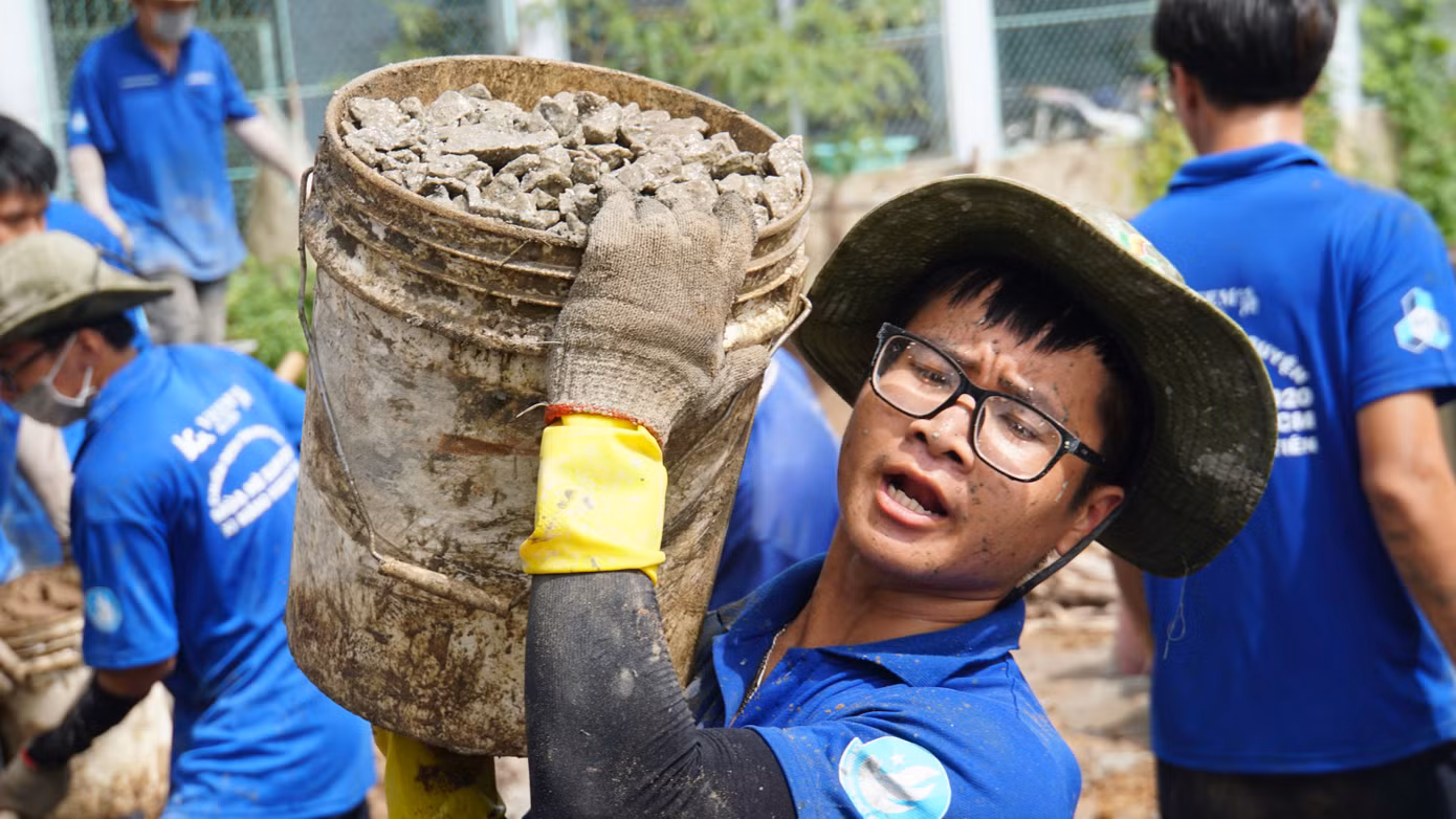 Chiến sĩ mang sức trẻ của mình cống hiến cho quê hương đất Sen hồng.
