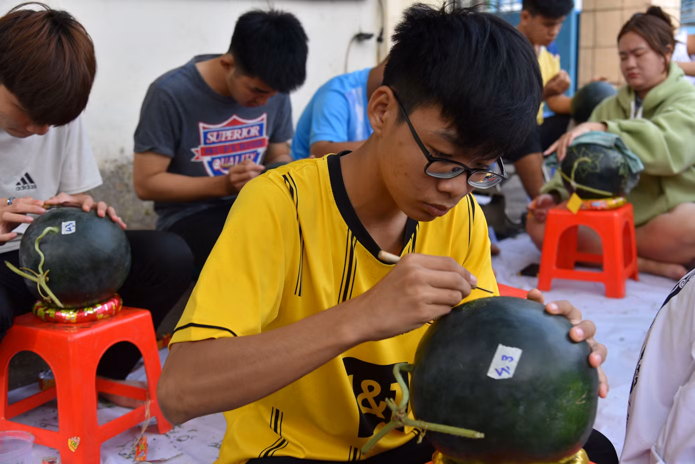 Các em tỉ mỉ từng nét vẽ. Ảnh: Hòa Hội