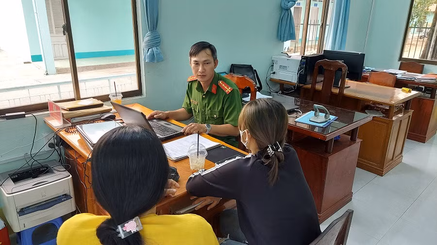 Cơ quan Công an làm việc với nạn nhân trong vụ mua bán người. Ảnh: CA ĐT