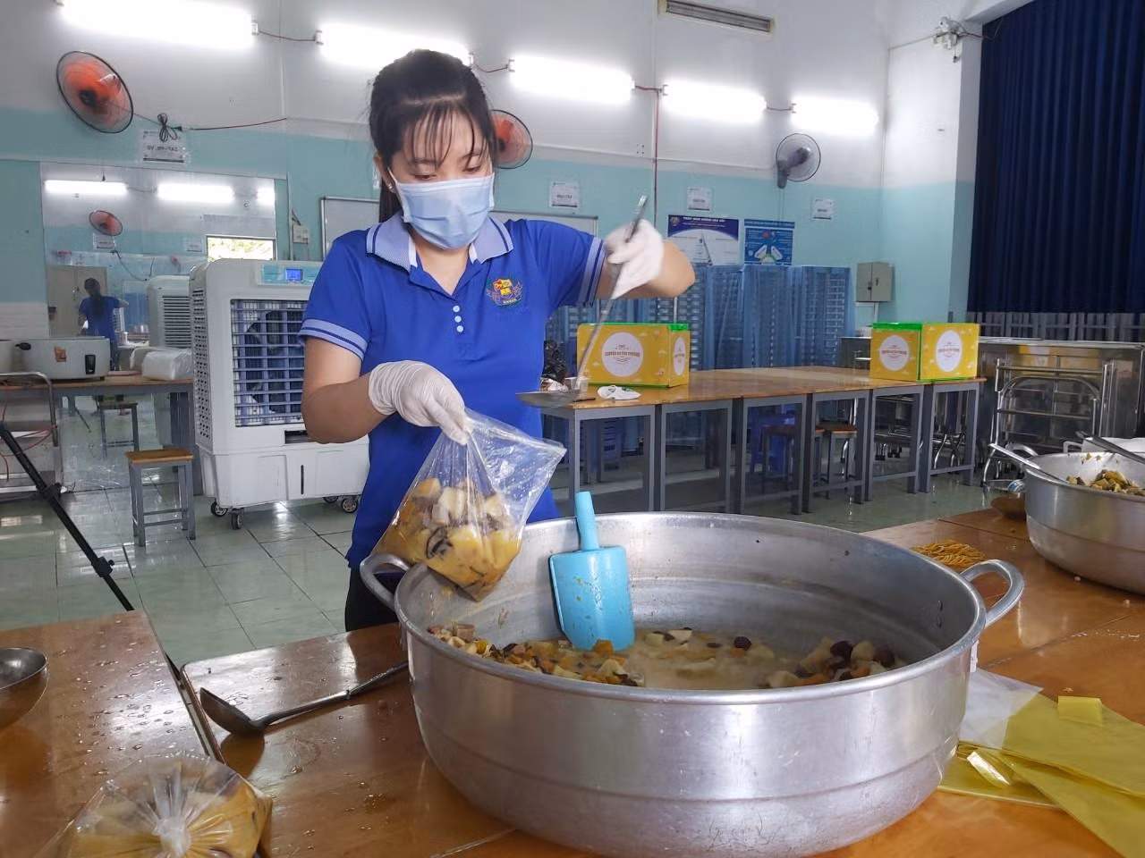 Bạn trẻ đang cho kiểm vào bọc gửi đến tuyến đầu chống dịch. - Ảnh: Hòa Hội