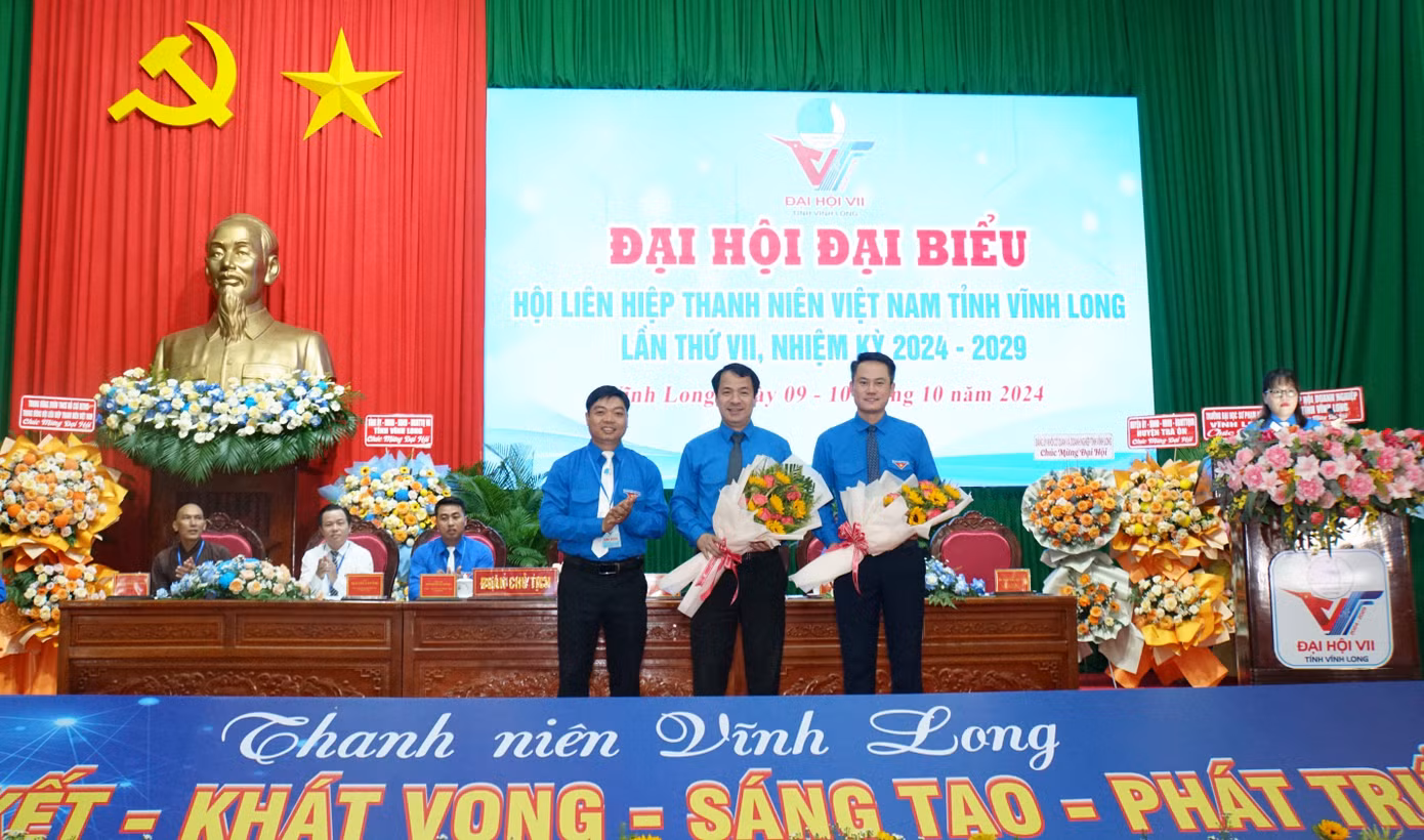 Anh Mai Thanh Hồ - Chủ tịch Hội LHTN Việt Nam tỉnh Vĩnh Long tặng hoa Trung ương Đoàn, Trung ương Hội LHTN Việt Nam. Ảnh: Hòa Hội Anh Mai Thanh Hồ - Chủ tịch Hội LHTN Việt Nam tỉnh Vĩnh Long tặng hoa Trung ương Đoàn, Trung ương Hội LHTN Việt Nam. Ảnh: Hòa Hội