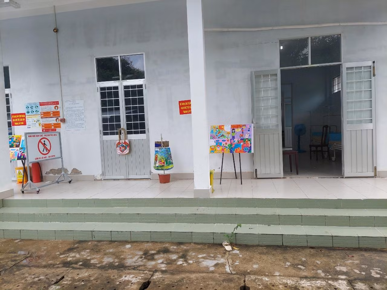 Các bức tranh được trưng bày ở khu cách ly bệnh viện Lao - Phổi tỉnh Bến Tre