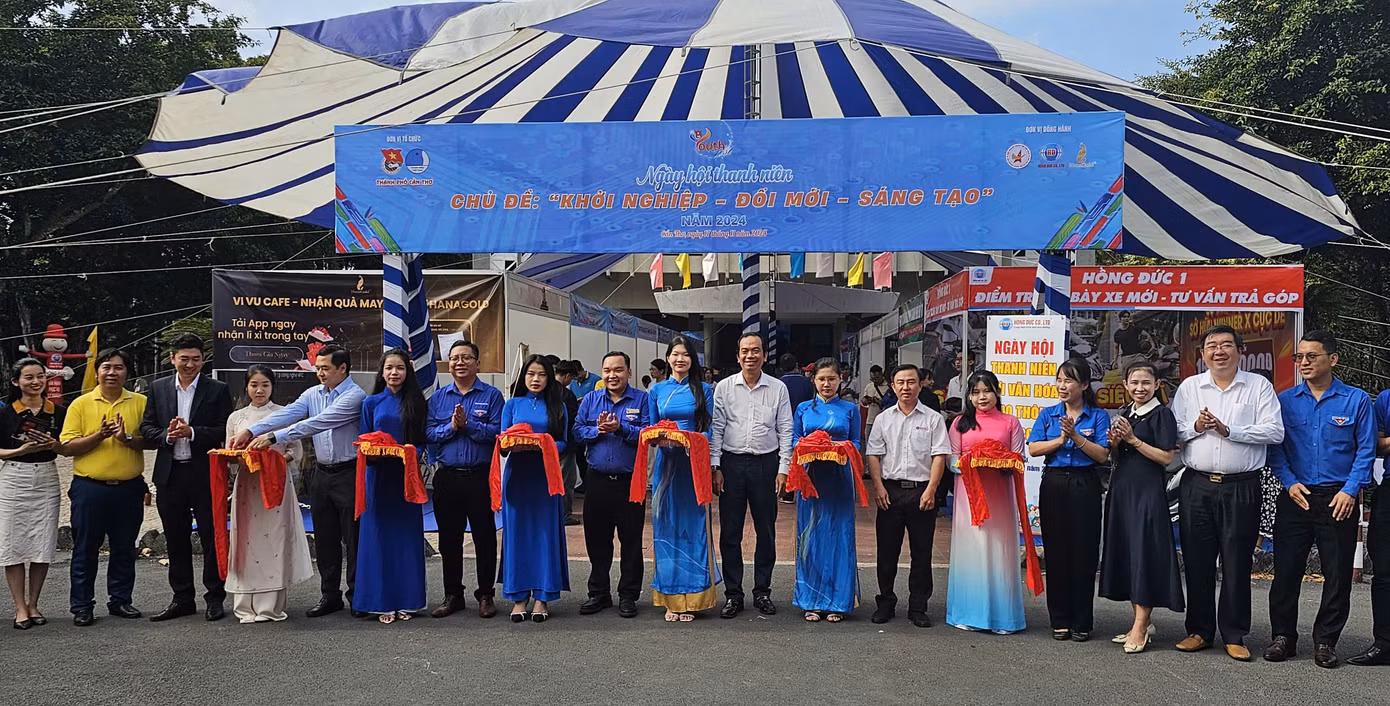 Cắt băng khai mạc ngày hội thanh niên Cần Thơ 2024. Ảnh: Hòa Hội