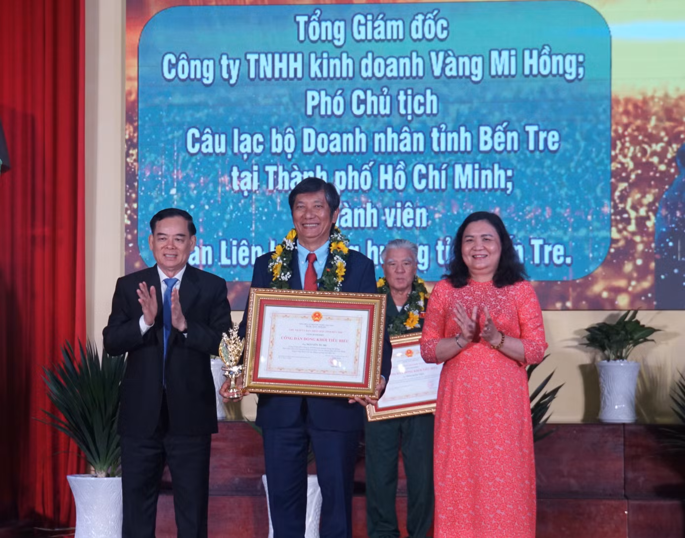 Lãnh đạo tỉnh Bến Tre tuyên dương cá nhân đạt danh hiệu “Công dân Đồng Khởi tiêu biểu”.
