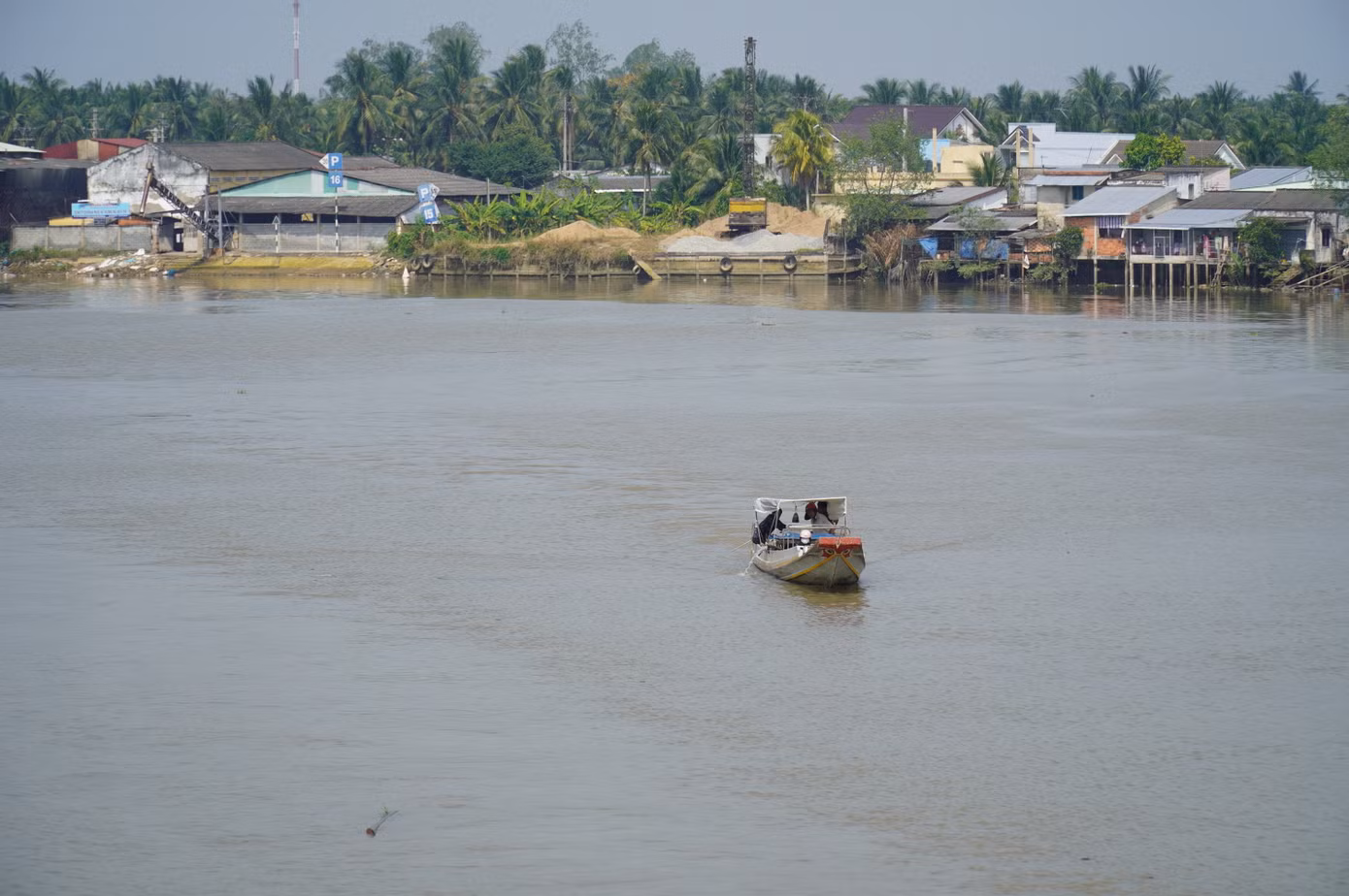 Sông Bình Chánh nơi cháu bé rơi xuống sông. Ảnh: M.T