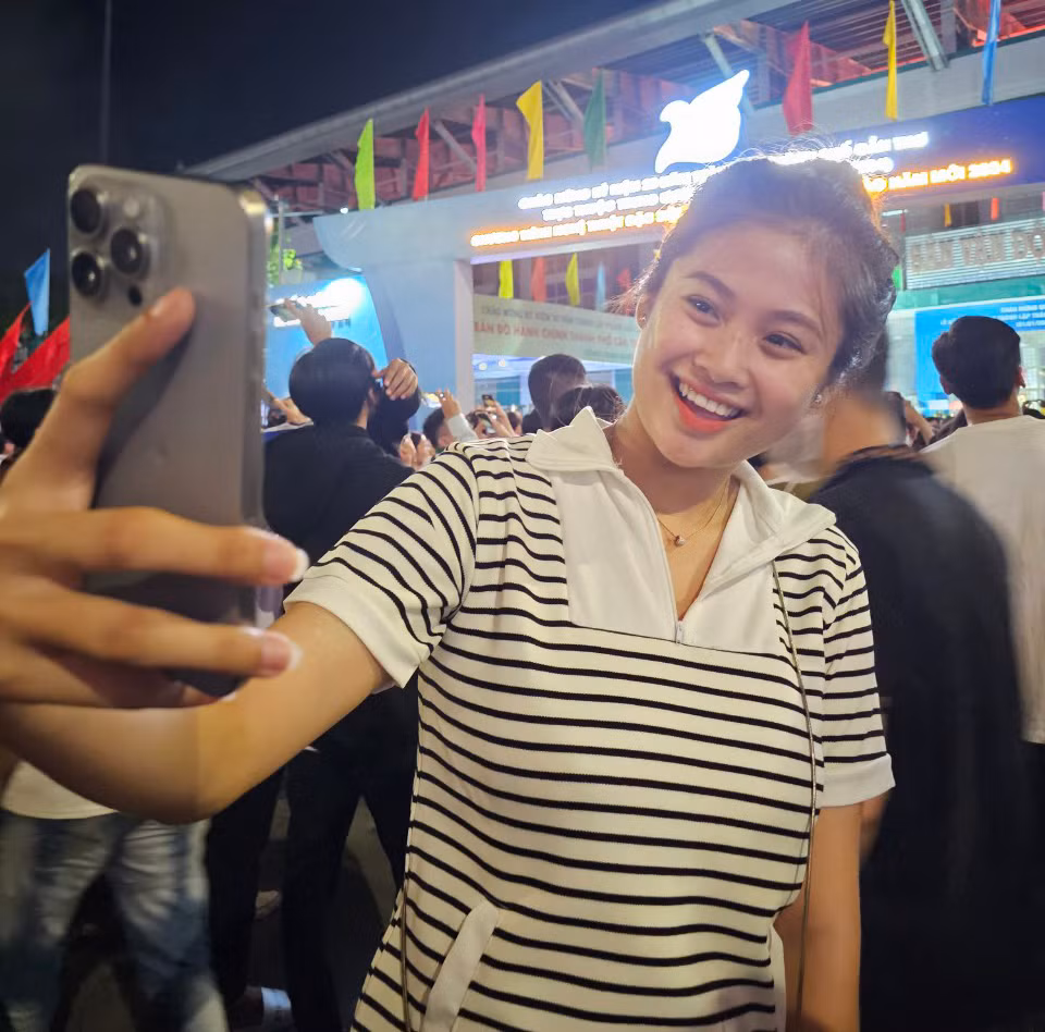 Bạn trẻ ghi lại khoảnh khắc trước khi bước sang năm mới. Ảnh: Hòa Hội