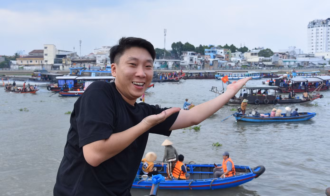 Du khách háo hức xem lễ hội với hàng trăm ghe, tàu với hoạt động té nước vui nhộn. Ảnh: Hòa Hội.