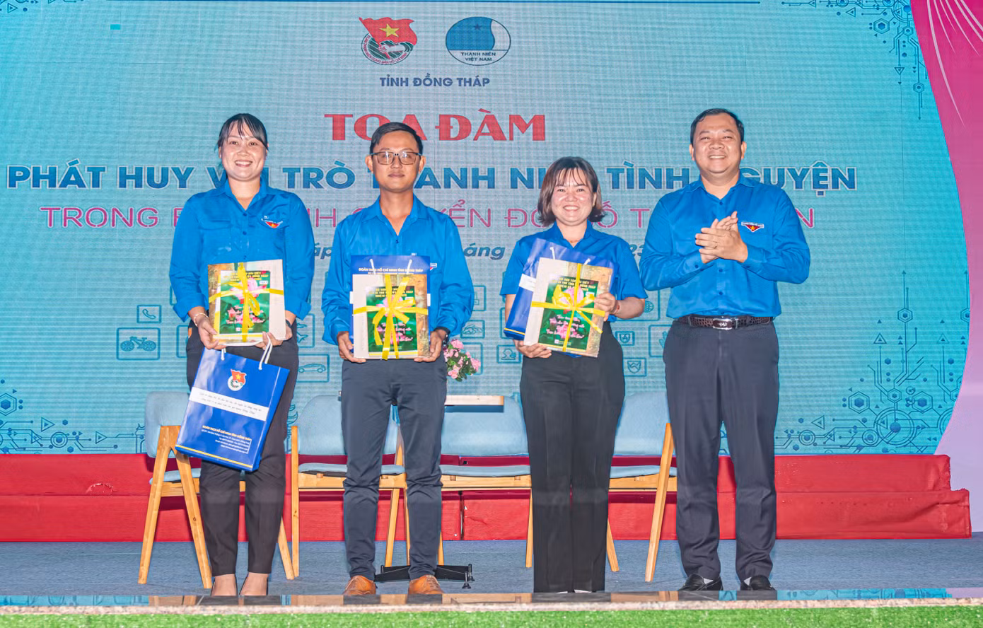 Bí thư Tỉnh Đoàn Đồng Tháp khen thưởng đoàn viên, thanh niên.