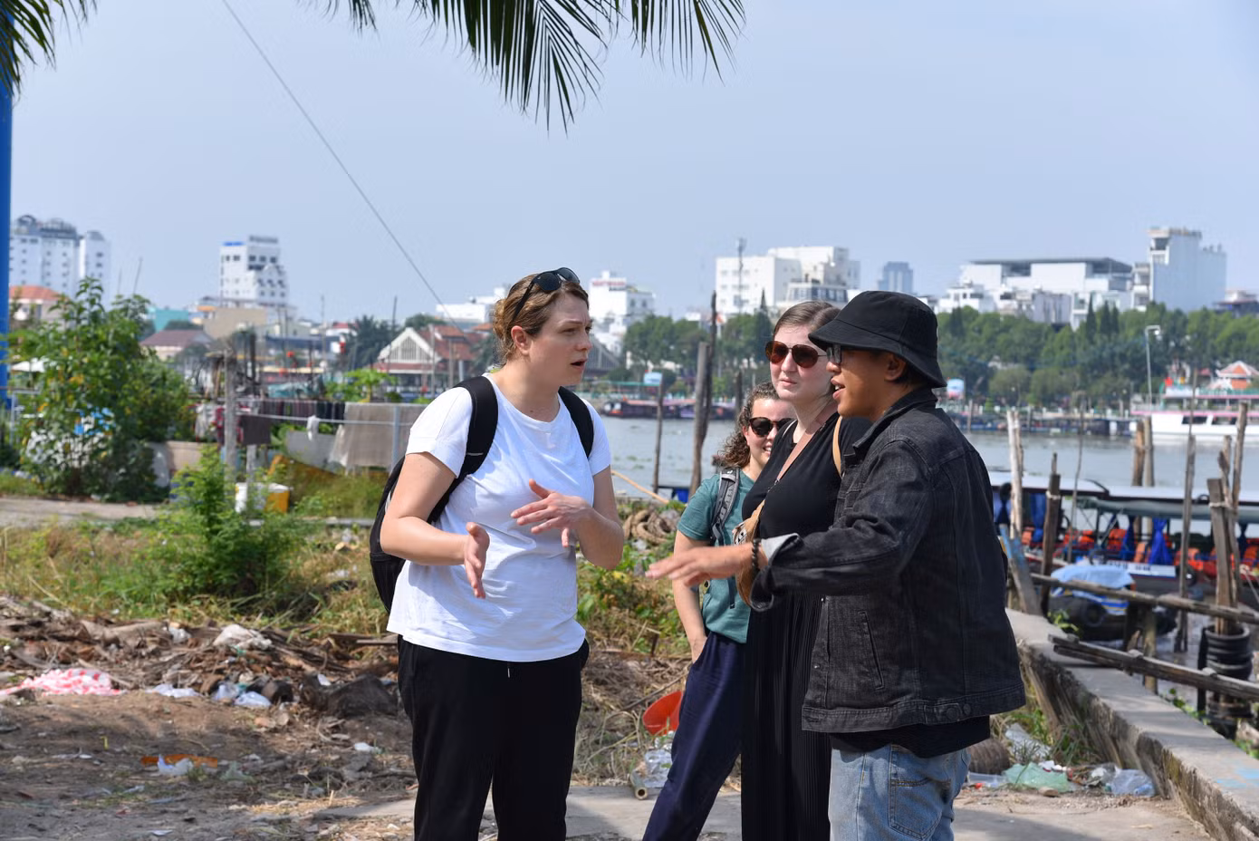 Ngoài sự tham gia của người dân địa phương, lễ hội còn thu hút nhiều du khách, trong đó có du khách quốc tế cảm thấy thích thú với không khí sôi nổi của các hoạt động trên sông. Ảnh: Hòa Hội.