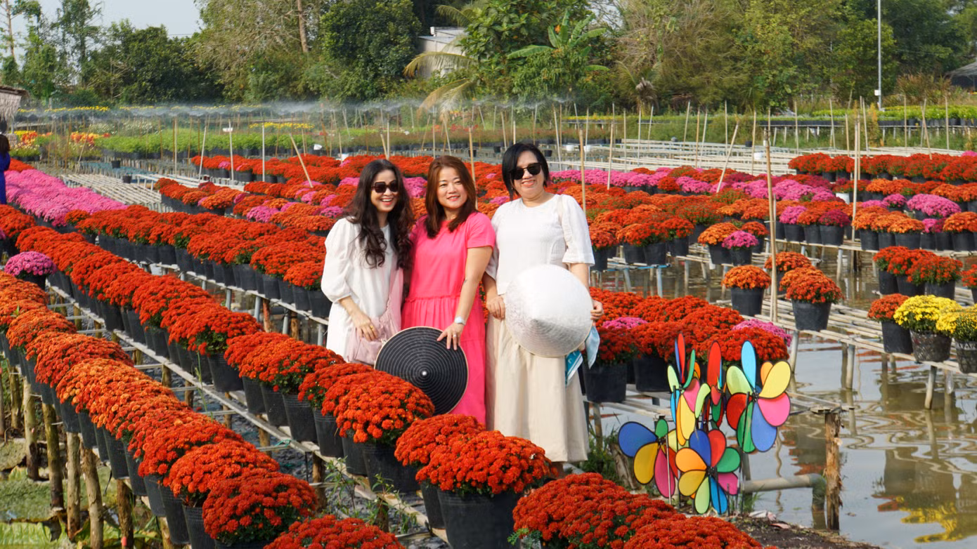 Những ngày giáp Tết Nguyên đán làng hoa Sa Đéc thu hút hàng nghìn lượt khách đến tham quan mỗi ngày. Ảnh: Hòa Hội