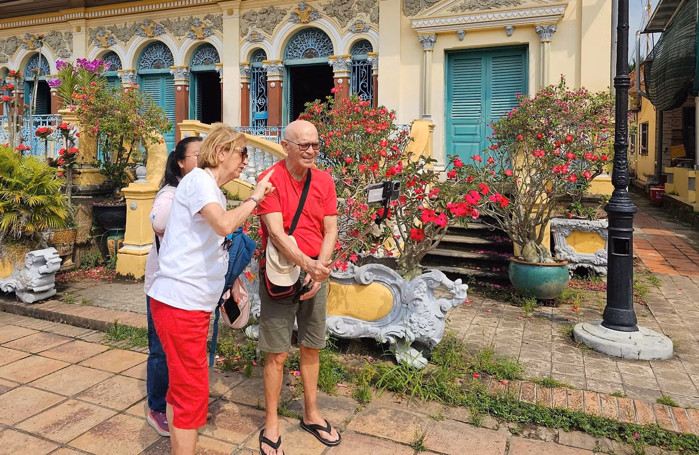 Căn nhà có sự giao tiếp văn hóa Đông - Tây được chọn lọc và vận dụng hợp lý tạo cho di tích một phong cách riêng sang trọng nhưng bình dị không lạc lõng giữa khung cảnh làng quê yên bình. Ảnh: Hòa Hội.