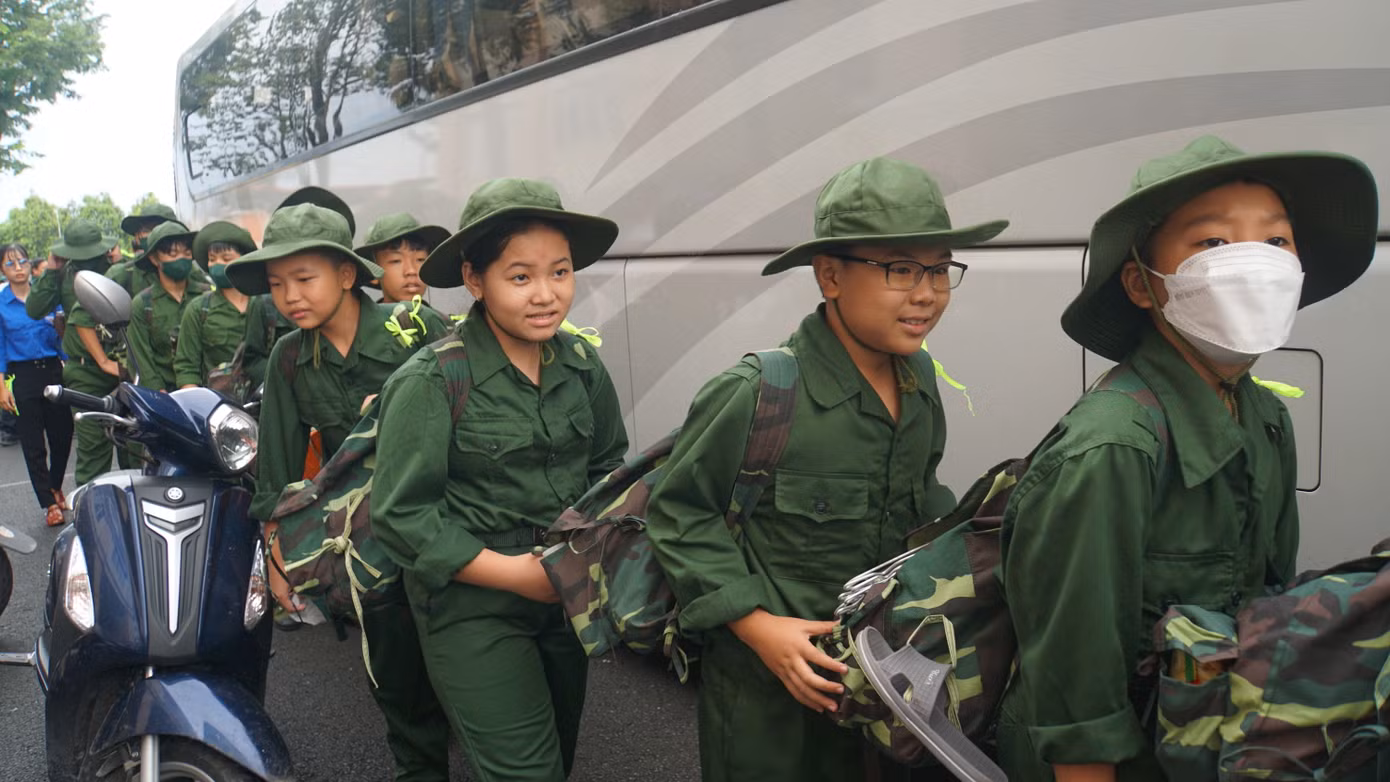 "Chiến sĩ" nhí xếp hàng lên xe di chuyển về đơn vị. Ảnh: Hòa Hội.