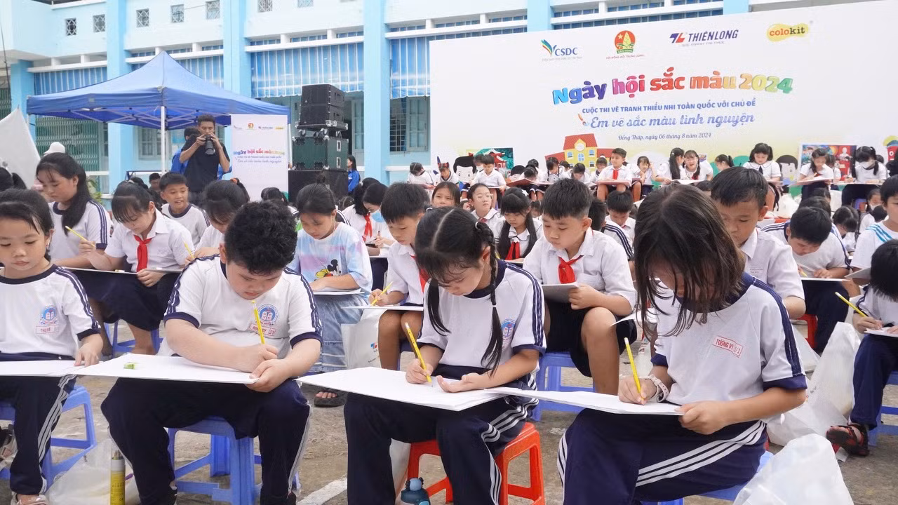 Học sinh vẽ tranh
