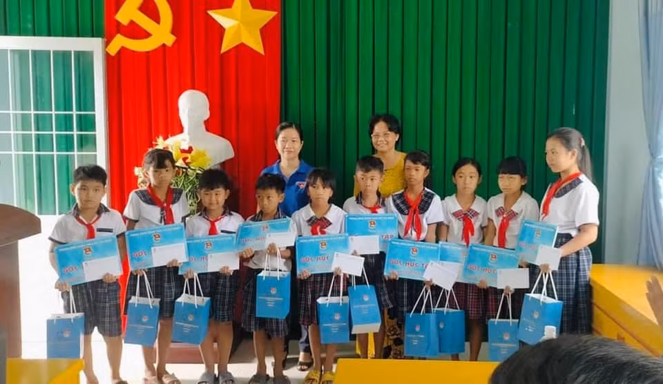 Tặng quà, học bổng cho học sinh trường tiểu học Trần Văn Ẩn, TP Trà Vinh.