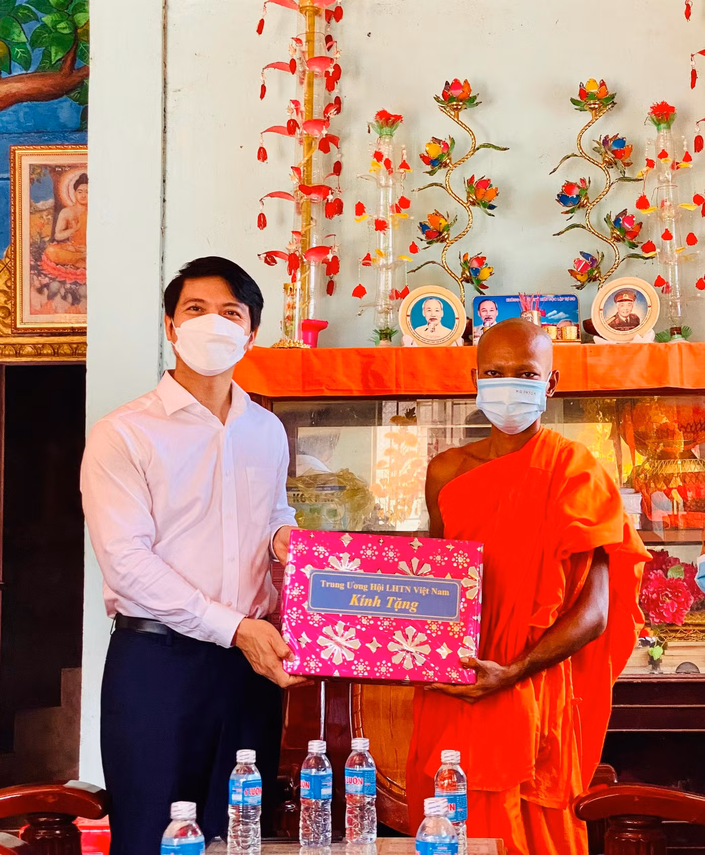Anh Nguyễn Ngọc Lương, Bí thư Trung ương Đoàn tặng quà cho chùa Cái Đước Lớn. - Ảnh: TĐ KG