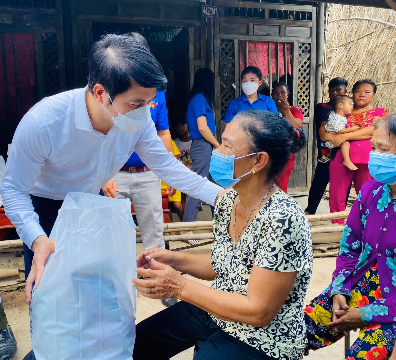 Anh Nguyễn Ngọc Lương tặng quà cho người dân
