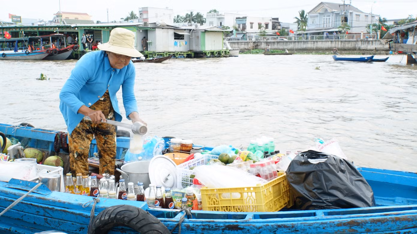 Thương hồ mua bán trên sông tại chợ nổi. Ảnh: Hòa Hội.