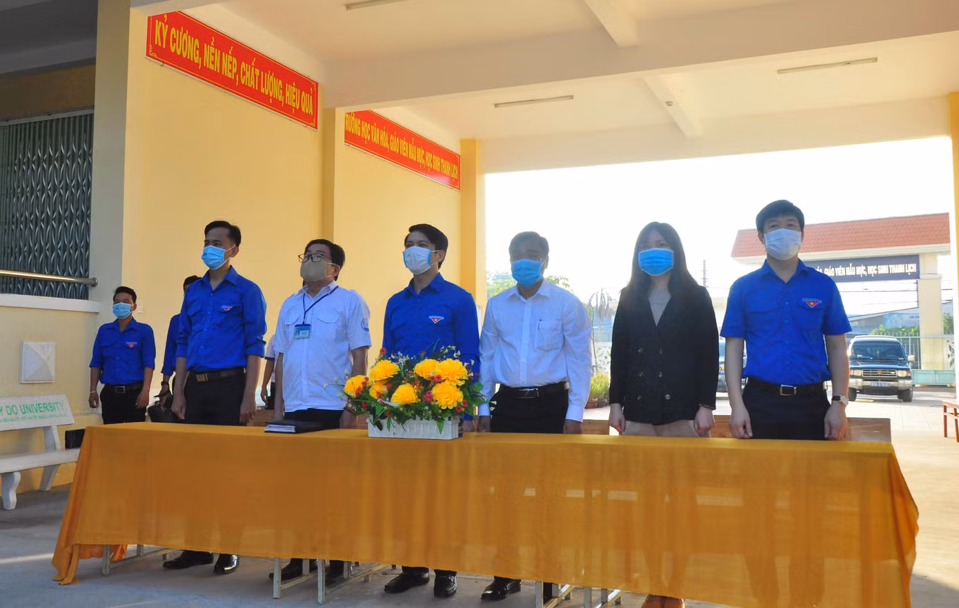 Trước đó, các thành viên trong Đoàn công tác của Trung ương Đoàn đã đến thăm, trao tặng hàng trăm suất học bổng, quà, góc học tập trị giá trên trăm triệu đồng cho các em học sinh, thiếu nhi trên địa bàn thành phố Trà Vinh, huyện Tiểu Cần và huyện Càng Long.