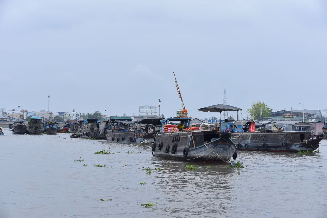 Hình ảnh ghe xuồng chở hàng hóa neo đậu trên sông đã trở thành biểu tượng của sông nước miền Tây. Đặc biệt, chợ nổi Cái Răng không chỉ là nơi giao thương mà còn là điểm giao lưu văn hóa, thể hiện bản sắc qua cách buôn bán, sinh hoạt và giao tiếp thân thiện của người dân địa phương. Ảnh: Hòa Hội