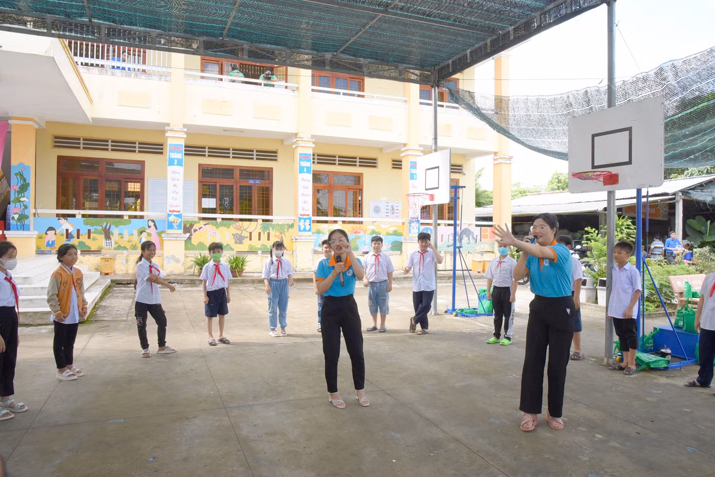 Tình nguyện viên dạy tiếng Anh thông qua trò chơi. Ảnh: Hòa Hội