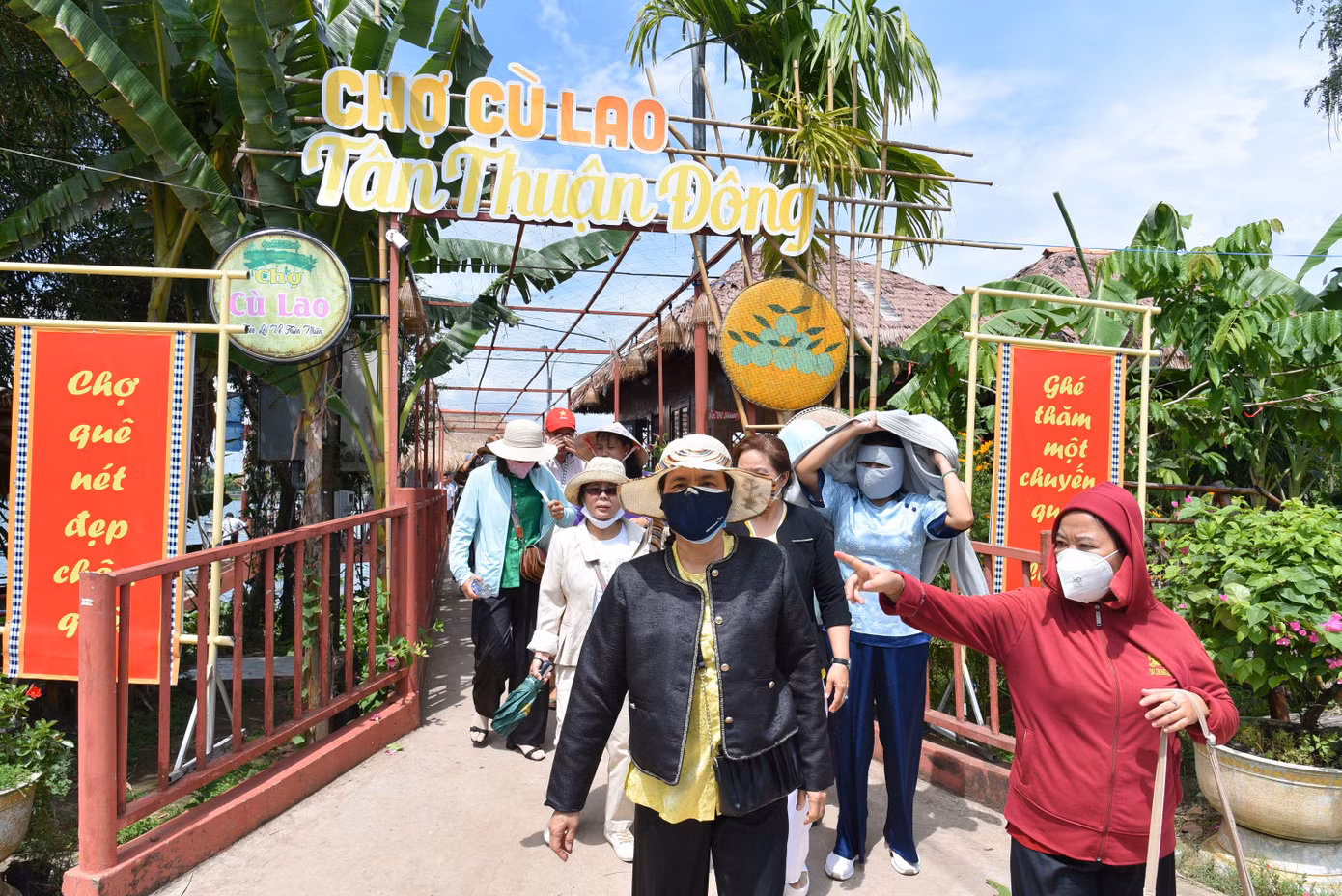 Chợ quê cù lao Tân Thuận Đông đi vào hoạt động đến nay gần 3 năm, diễn ra vào chiều Thứ 7 hằng tuần.