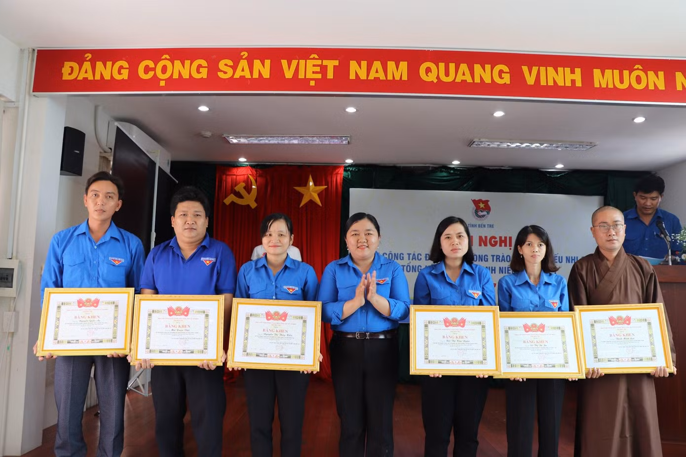 Chị Lâm Như Quỳnh, Phó Bí thư Tỉnh đoàn Bến Tre tặng bằng khen cho các cá nhân