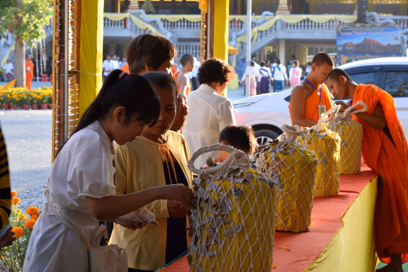 Người dân nhét tiền vào đá Sima cầu may mắn, bình an cho người thân, gia đình. Ảnh: Hòa Hội.