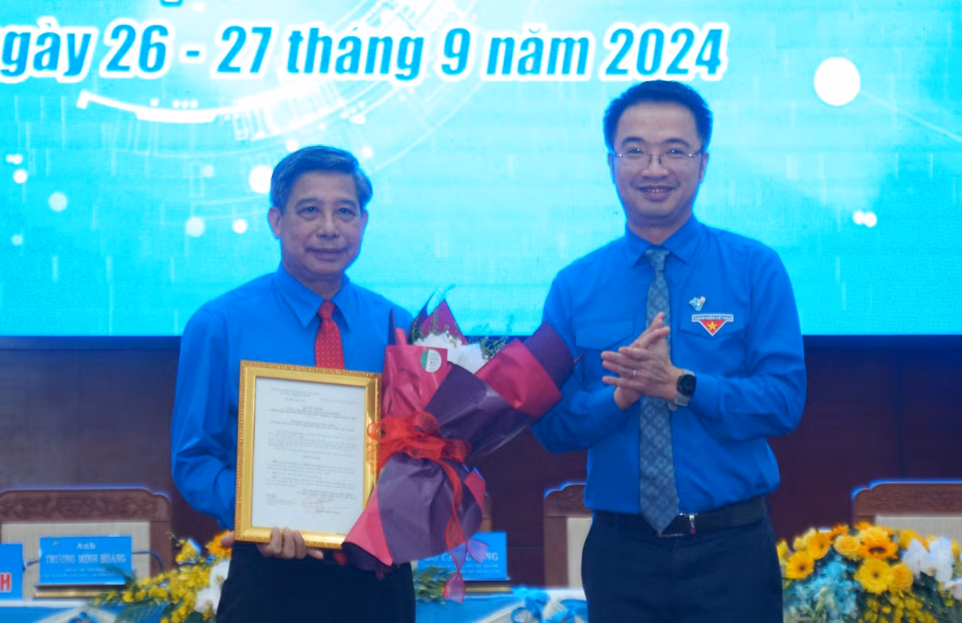 Bí thư Trung ương Đoàn Nguyễn Tường Lâm trao quyết định Chủ tịch danh dự Hội LHTN Việt Nam tỉnh Hậu Giang cho Chủ tịch UBND tỉnh Hậu Giang - Đồng Văn Thanh. Ảnh: Hòa Hội