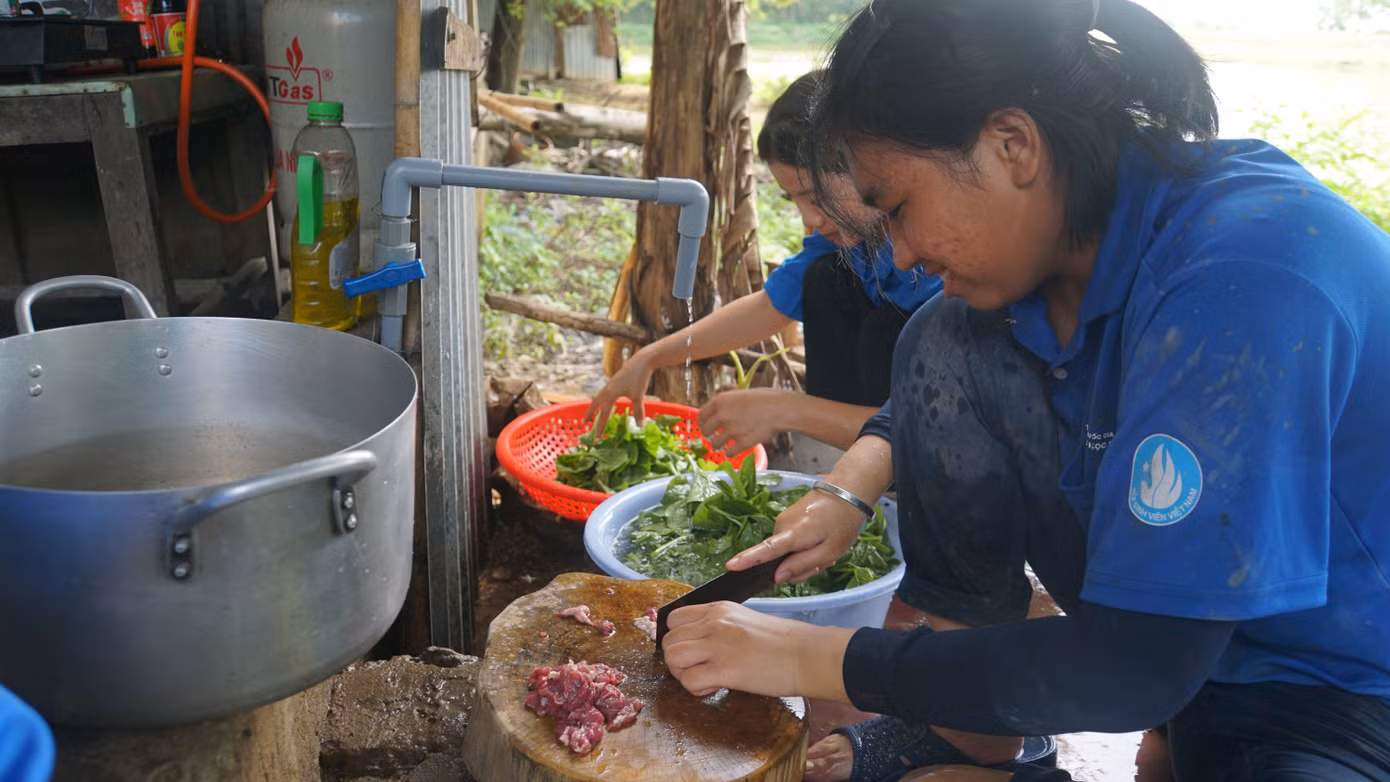 Chiến sĩ tình nguyện Đại học Bách khoa TP.HCM chuẩn bị bữa cơm cho đội tại xã An Phước (Tân Hồng). Ảnh: Hòa Hội