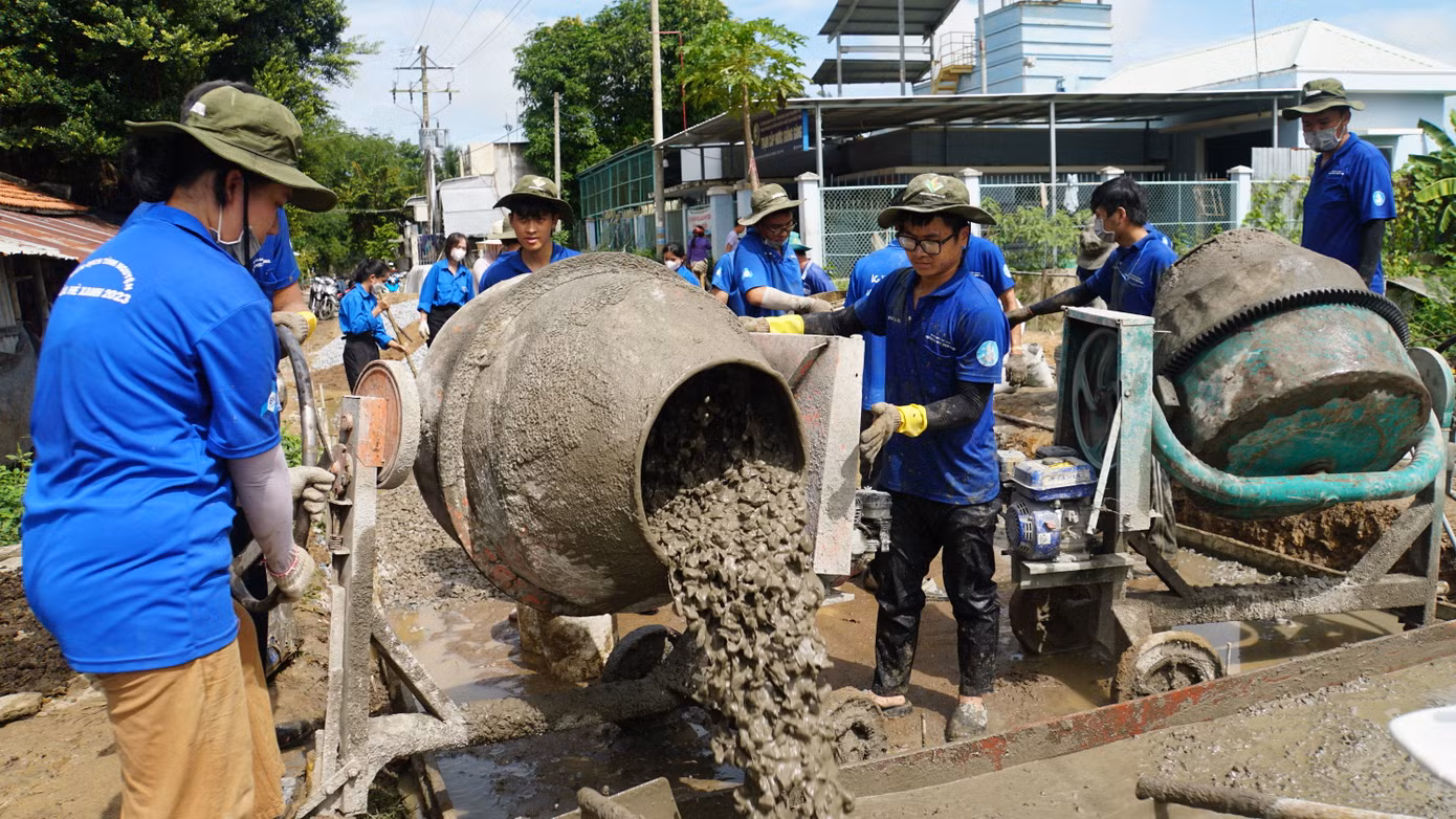 Sức trẻ tham gia xây dựng nông thôn mới trên quê hương đất Sen Hồng. Ảnh: Hòa Hội