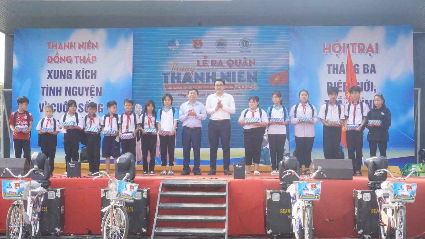 Lãnh đạo tỉnh Đồng Tháp trao tặng quà cho học sinh. Ảnh: TĐ ĐT