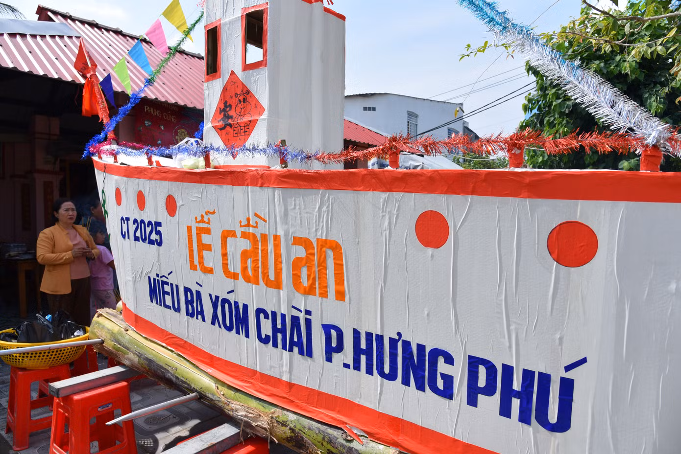 Lễ hội cầu an Miếu bà xóm Chài thu hút hàng ngàn người dân và du khách, với các nghi thức độc đáo, mang đậm nét văn hoá, cuộc sống miền sông nước. Ảnh: Hòa Hội.